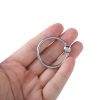 Banoch   Glansring Veronica  metalen eikelring met bal   cockring liggend in hand