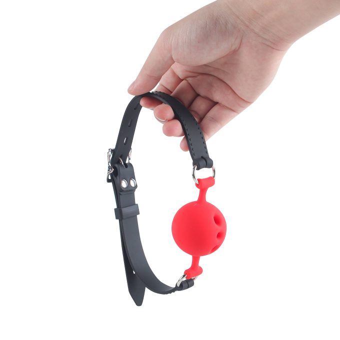 Banoch   ball gag siliconen medium   rood Ø 4,5 cm   hangend in hand (1)