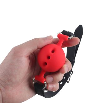Banoch   ball gag siliconen medium   rood Ø 4,5 cm   in hand (2)