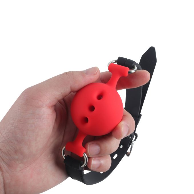 Banoch   ball gag siliconen medium   rood Ø 4,5 cm   in hand (2)