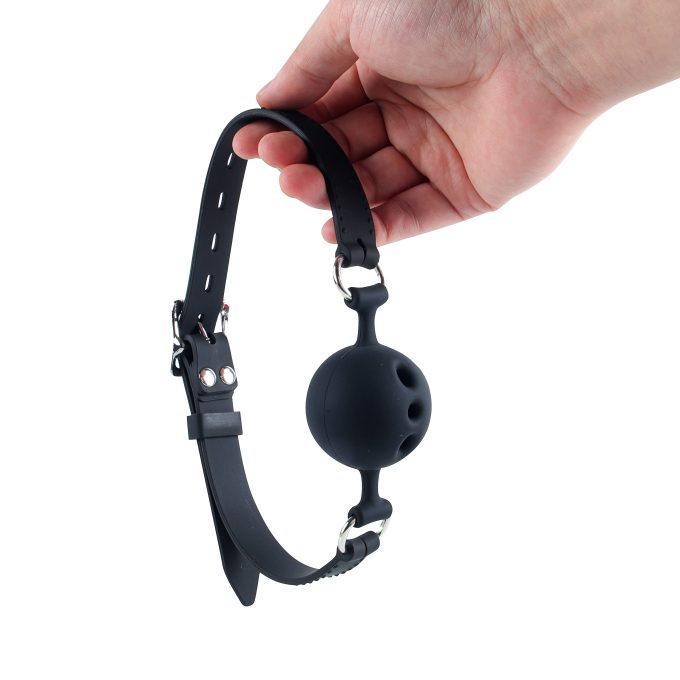 Banoch   ball gag siliconen medium   zwart Ø 4,5 cm met luchtgaten hangend in hand