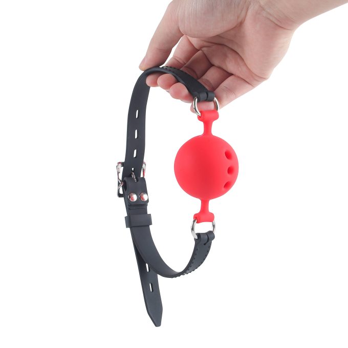 Banoch   ballgag siliconen large   rood Ø 5 cm hangend in hand (1)