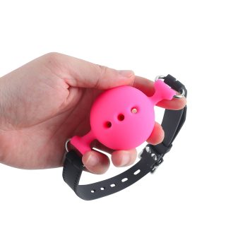 Banoch   ballgag siliconen large   roze Ø 5 cm met gaatjes in hand (2)