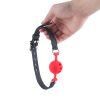 Banoch   ballgag siliconen small   rood Ø 3,5 cm hangend in hand
