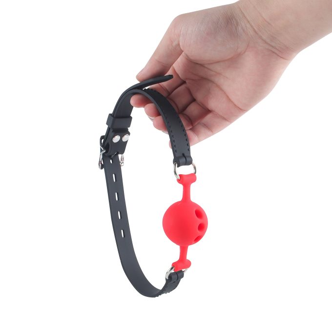 Banoch   ballgag siliconen small   rood Ø 3,5 cm hangend in hand