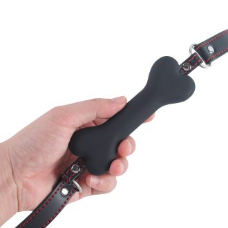 Banoch   mouth gag bone   siliconen gag bot   zwart   hondenbot   vastgehouden in hand