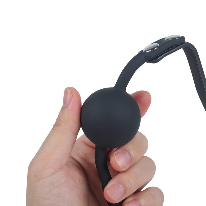 Banoch   Ball gag siliconen met verstelbare band   Zwart   Bal ∅ 4 cm in hand