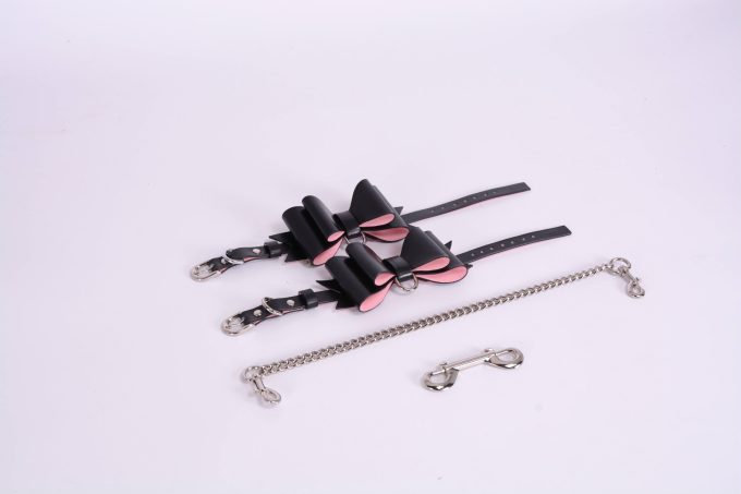 Banoch Hedonistic bowtie Bondageset strik zwartroze leer 987101857 11 scaled Banoch Hedonistic bowtie Bondageset strik zwartroze leer 987101857 11 scaled