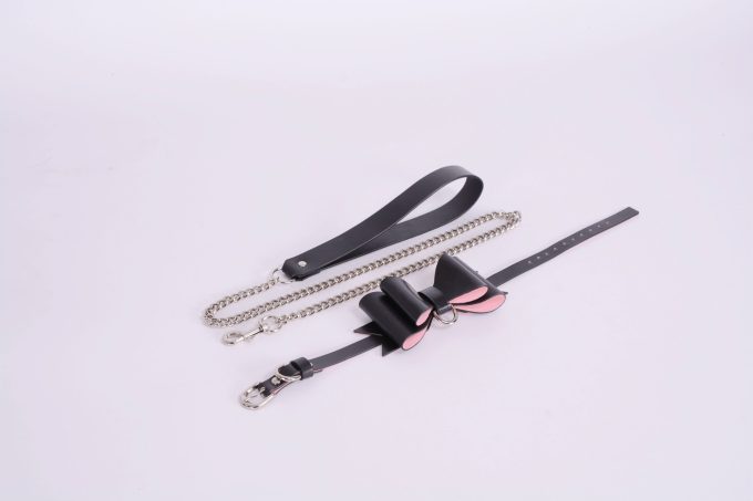 Banoch Hedonistic bowtie Bondageset strik zwartroze leer 987101857 12 scaled Banoch Hedonistic bowtie Bondageset strik zwartroze leer 987101857 12 scaled