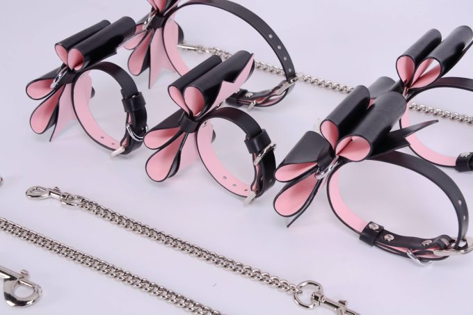 Banoch Hedonistic bowtie Bondageset strik zwartroze leer 987101857 13 scaled Banoch Hedonistic bowtie Bondageset strik zwartroze leer 987101857 13 scaled