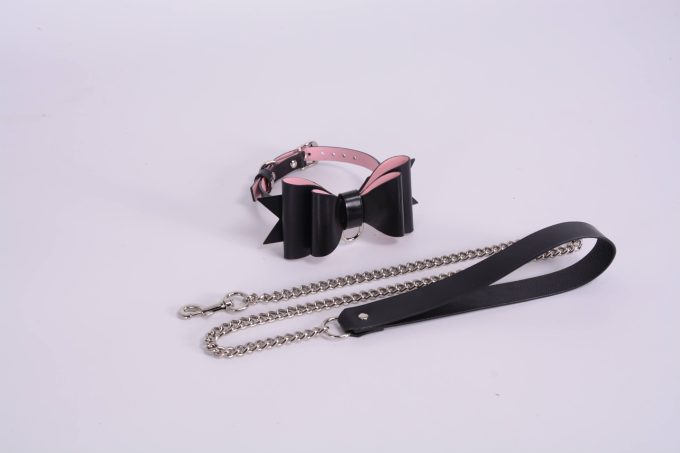 Banoch Hedonistic bowtie Bondageset strik zwartroze leer 987101857 7 scaled Banoch Hedonistic bowtie Bondageset strik zwartroze leer 987101857 7 scaled