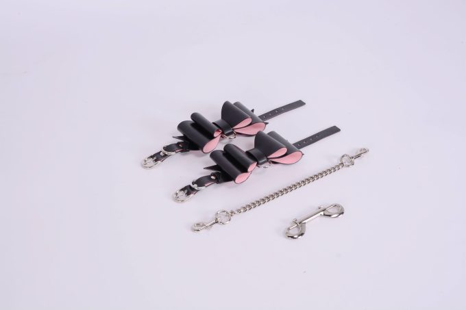 Banoch Hedonistic bowtie Bondageset strik zwartroze leer 987101857 9 scaled Banoch Hedonistic bowtie Bondageset strik zwartroze leer 987101857 9 scaled