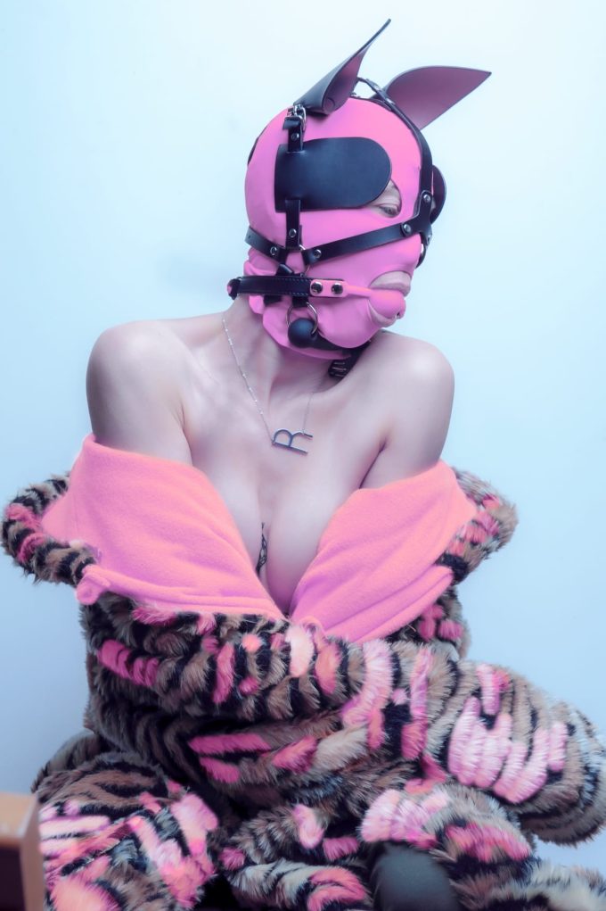 Banoch model alice madrettor fotograaf oski mask horseplay ponyplay with ballgag roze spandex masker Banoch model alice madrettor fotograaf oski mask horseplay ponyplay with ballgag roze spandex masker