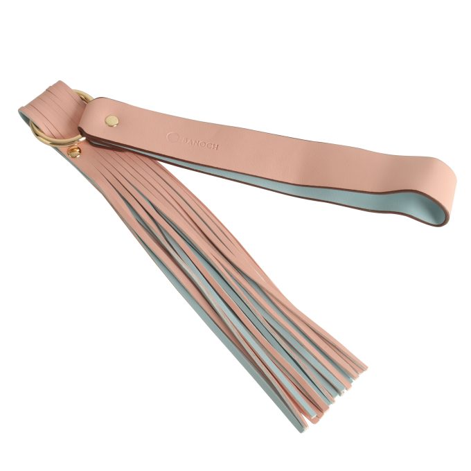 Banoch flogger flat blauw roze pu leer 50 cm BDSM 1 scaled Banoch flogger flat blauw roze pu leer 50 cm BDSM 1 scaled