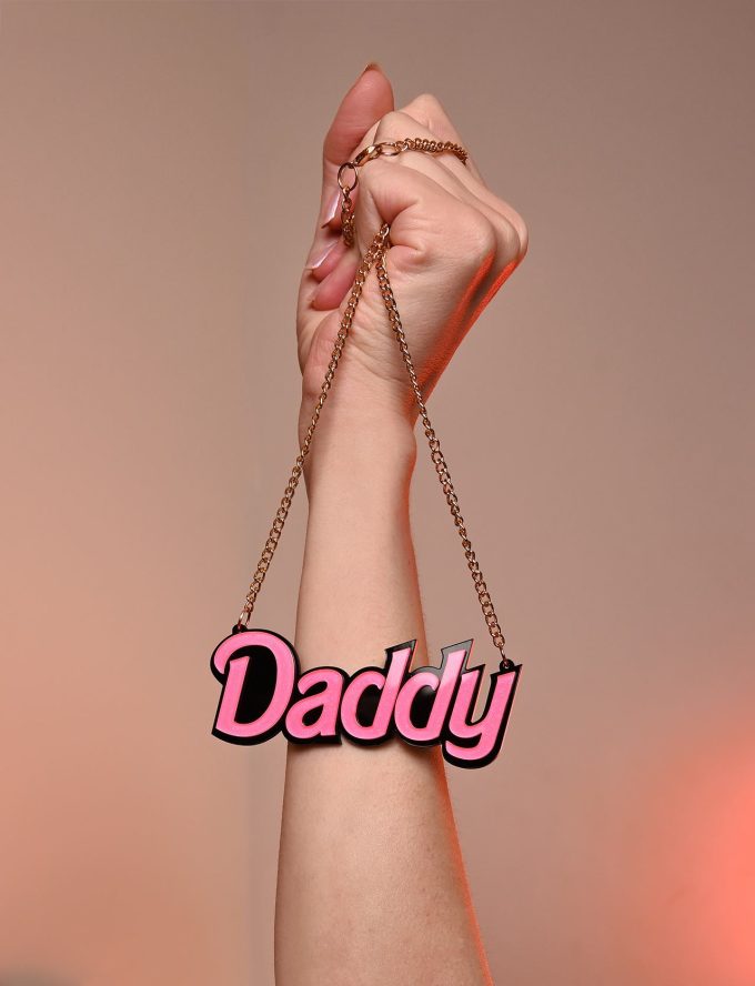 Banoch x darvinetta daddy hanger goud in hand Banoch x darvinetta daddy hanger goud in hand