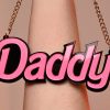 Banoch x darvinetta daddy hanger goud in hand close up Banoch x darvinetta daddy hanger goud in hand close up