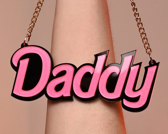 Banoch x darvinetta daddy hanger goud in hand close up Banoch x darvinetta daddy hanger goud in hand close up