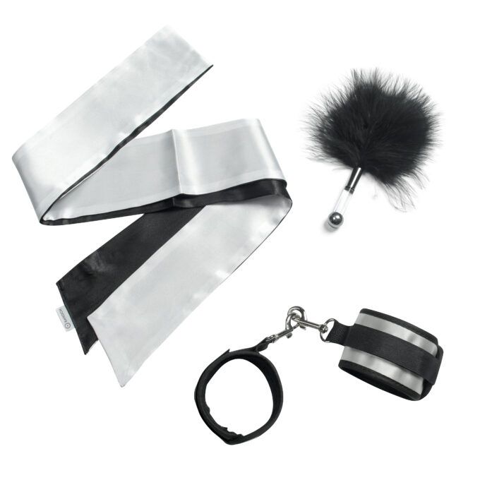 Banoch Blinddoek handboeien streelveer soft grey bondage 5 scaled Banoch Blinddoek handboeien streelveer soft grey bondage 5 scaled
