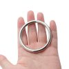 Banoch Cockring rond metaal 6 mm dik eikelring liggen in hand Banoch Cockring rond metaal 6 mm dik eikelring liggen in hand