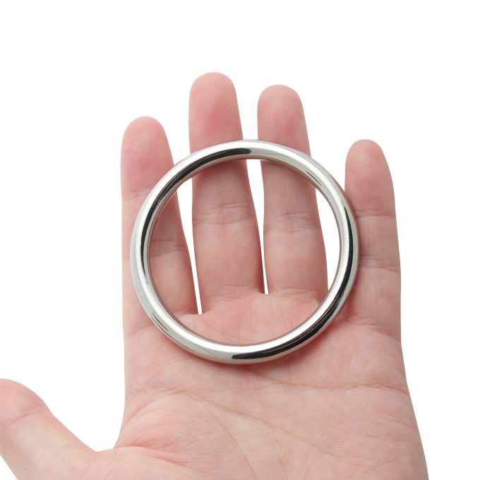 Banoch Cockring rond metaal 6 mm dik eikelring liggen in hand Banoch Cockring rond metaal 6 mm dik eikelring liggen in hand