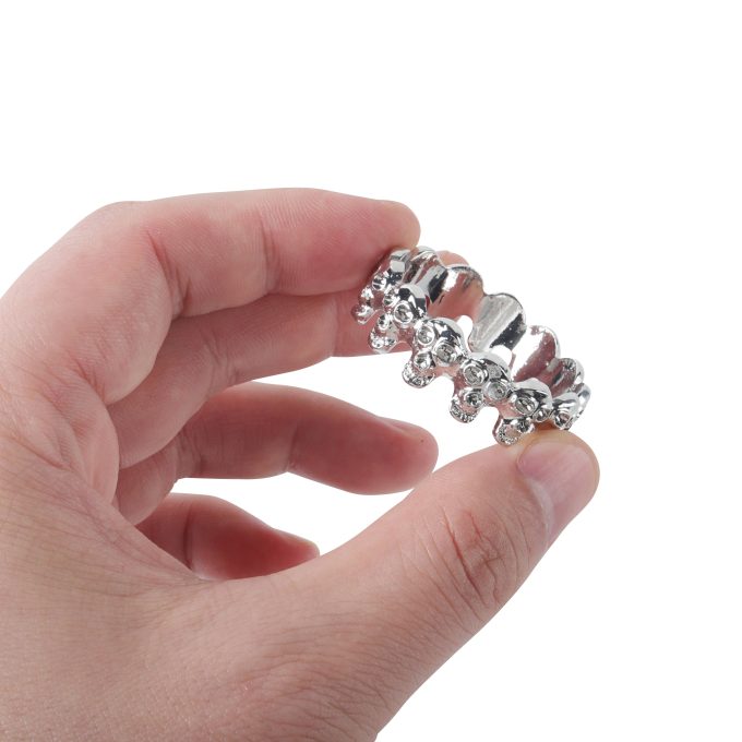 Banoch eikelring doodskop zilver cockring tussen 2 vingers