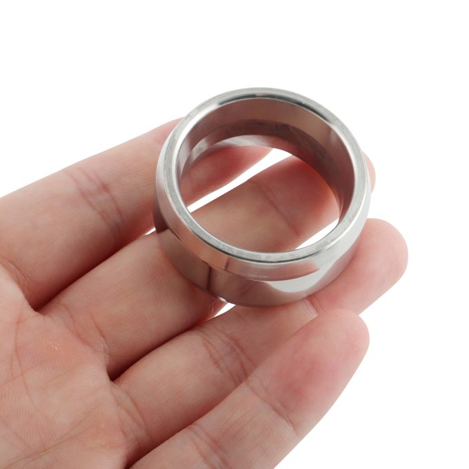 Banoch glansring edge eikelring Metaal cockring liggend op hand