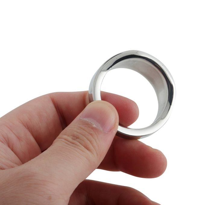 Banoch glansring oval eikelring Metaal cockring tussen 2 vingers gehouden