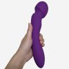 wand vibrator frikitona paar van banoch in hand omhoog gehouden wand vibrator frikitona paar van banoch in hand omhoog gehouden